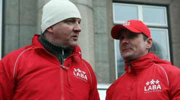 Arodbiedrības "LABA" priekšsēdētājs Raimonds Gailis (no labās) un arodbiedrības valdes priekšsēdētāja vietnieks Vladislavs Bartaševičs piedalās arodbiedrības "LABA" rīkotajā protesta akcijā par PVN likmes samazināšanu siltumapgādei. Foto: Edijs Pālens, LETA