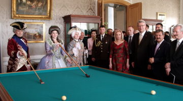 Imants Lancmanis (no labās) sava mūža darba - Rundāles pils - 275.dzimšanas dienas svinībās kopā ar toreizējo Valsts prezidentu Valdi Zatleru un kundzi Lilitu, kā arī ar mecenātu Borisu Teterevu. Foto: Kaspars Krafts, F64