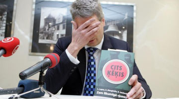 Lato Lapsa pirms diviem gadiem preses konferencē informē par grāmatas izdošanu. Foto: Ieva Čīka, LETA