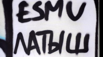 Grafiti ar uzrakstu "Esmu latvietis!" uz ēkas sienas Krišjāņa Barona ielā. Foto: Evija Trifanova, LETA
