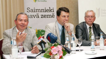 ZZS līderi: Aivars Lembergs (no kreisās), Raimonds Vējonis un Augusts Brigmanis. Foto: Kaspars Krafts, F64