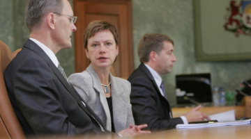 Kultūras ministre Sarmīte Ēlerte (centrā) sarunā ar finanšu ministru Andri Vilku valdības sēdē. Foto: Raitis Plauks, F64