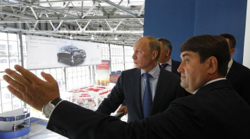 Krievijas prezidenta palīds Igors Levitins (priekšplānā) kopā ar Vladimiru Putinu pirms gada Vladivostokas lidostas izstādē. Foto: ITAR-TASS/LETA