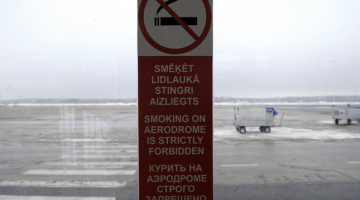 Lidosta "Rīga". Aizliegums smēķēt. Foto: Romāns Kokšarovs, F64