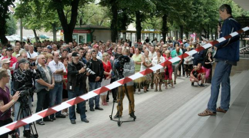 Pirms uzņēmuma jaunās padomes ievēlēšanas notika "Liepājas metalurga" arodbiedrības rīkotais strādnieku mītiņš, kurā strādnieki gribēja gūt skaidrību, kad uzņēmums varētu atsākt darbu. Foto: Dāvis Gūtmanis, LETA