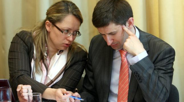Izglītības un zinātnes ministrijas (IZM) valsts sekretāre Sanda Liepiņa un Izglītības un zinātnes ministrs Vjačeslavs Dombrovskis (RP) tikšanās laikā ar Latvijas Izglītības un zinātnes darbinieku arodbiedrības padomi. Foto: Ieva Lūka, LETA