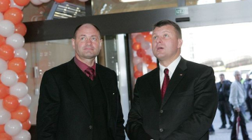 Dainis Liepiņš (K) un Ainārs Šlesers (L) vēl kopā rekonstruētā Rīgas Centrāltirgus sakņu paviljona atklāšanā pērn vasarā. Foto: Raitis Plauks, F64