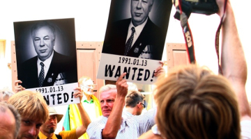 Lietuviešu protestētāji pie Austrijas vēstniecības Viļņā. Foto: AFP/LETA