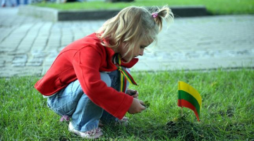 Bērns ar Lietuvas valsts karogu. Foto: Edijs Pālens, LETA