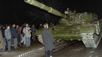 Padomju armijas tanks pie Viļņas televīzijas torņa ēkas 1991.gada 13.janvārī. Foto: AFP/LETA