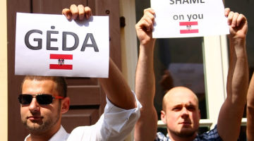 Lietuvieši protestē pie Austrijas vēstniecības. Foto: AFP/LETA