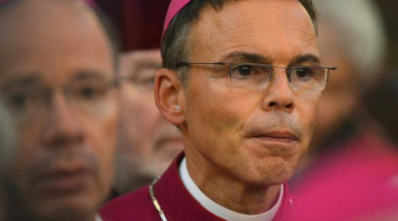 Pāvesta atstādinātais bīskaps Francis Pēteris Tebarcs van Elsts. Foto: AFP/LETA