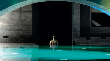 Ar siltu sālsūdeni piepildīto tumšo Berlīnes spa Liquidrom telpu izgaismo prožektori visās varavīksnes krāsās un skan dīdžeja mūzika. Preses foto