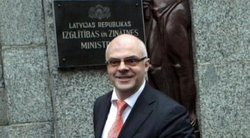 Izglītības ministrs Roberts Ķīlis pie ministrijas. Foto: Ieva Čīka, LETA