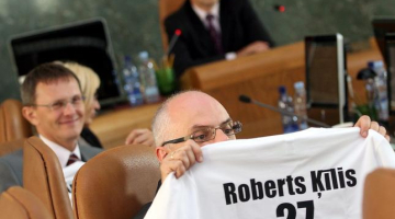 Roberts Ķīlis valdības sēdē, kurā dalīja sociālās kampaņas kreklus. Foto: Kaspars Krafts, F64