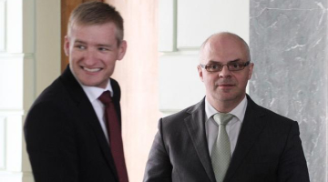 Reformu partijas atbalstītie ministri - vides aizsardzības un reģionālās attīstības ministrs Edmunds Sprūdžs (no kreisās) un izglītības un zinātnes ministrs Roberts Ķīlis. Foto: reinis Hofmanis, F64
