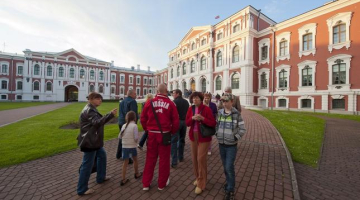 Lauksaimniecības universitātes galvenās ēkas pagalmā Jelgavā. Foto: Raimo Lielbriedis, F64