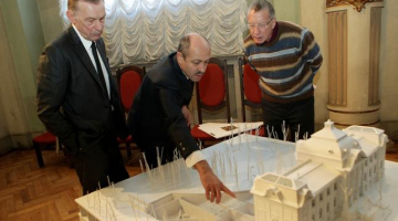 SIA "Re&Re" ģenerāldirektors Didzis Putniņš (no kreisās), Rīgas domes Īpašuma departamenta direktors Oļegs Burovs un žurnālists Andrejs Volmārs apskata Latvijas Nacionālā mākslas muzeja maketu. Foto: Ieva Čīka, LETA