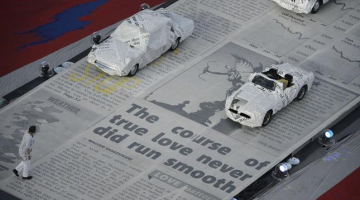 Londonas olimpisko spēļu noslēguma ceremonijas sākumā automobiļi gaida sākuma signālu. Foto: AFP/LETA