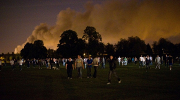 Ļaudis patrulē laukā pie Enfīldas, lai aizsargātu savus namus no bandām. Foto: AFP/LETA