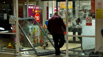 Vandaļu izdemolētais veikals Enfīldā. Foto: AFP/LETA