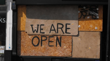 Londona gatavojas naktij. Foto: Vilis Kasims