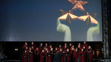 Latvijas Tautas frontes 25 gadu jubilejas koncerts pie Brīvības pieminekļa. Tajā pašā vakarā LTV "Panorāma" parādīja diskusijas raisošo sižetu par Latvijas neseno vēsturi. Foto: Evija Trifanova, LETA