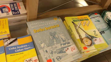 Mācību grāmatas un darba burtnīcas grāmatnīcā. Foto: Edijs Pālens, LETA
