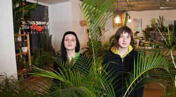 Laura Ziemele (no kreisās) un Renāte Pablaka "Mājas svētībā". Foto: Gints Ivuškāns, F64