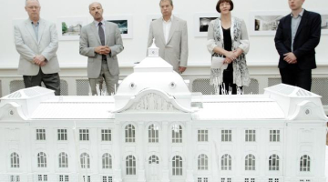 Rīgas domes priekšsēdētāja vietnieks Andris Ameriks (centrā), Īpašuma departamenta direktors Oļegs Burovs un muzeja direktore Māra Lāce piedalās Nacionālā mākslas muzeja ēkas restaurācijas, rekonstrukcijas un jaunbūves projekta” izstādes atklāšanā Latvijas Nacionālā mākslas muzeja zālē šovasar. Foto: Rūta Kalmuka, F64