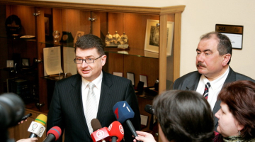 Bijušais ģenerālprokurors Jānis Maizītis (no kreisās) un AT priekšsēdis Ivars Bičkovičs ģenerālprokurora pārvēlēšanas laikā. Foto: Andrejs Terentjevs, F64