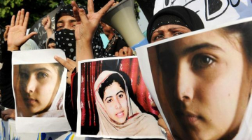 Protesta akcija Lahoras pilsētā Pakistānā pret talibiem, kuri sašāva 14 gadus veco cilvēktiesību aktīvisti Malalu Jusufzaji. Foto: AFP/LETA