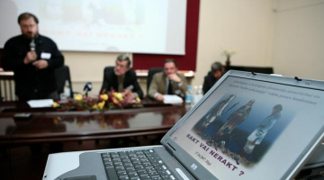 Jau 2007.gadā Latvijas Kara muzejā notika arheoloģijai un arheoloģisko pieminekļu aizsardzībai veltīts pasākums "Rakt vai nerakt?", kurā pievērsa uzmanību mantraču jeb "melno arheologu" nodarītajiem postījumiem Latvijas kultūrai un vēsturei. Foto: Agnese Gulbe, LETA