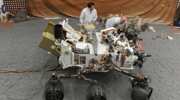 Zinātnieki pie "The Curiosity" modeļa NASA centrā. Foto: AFP/LETA