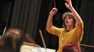 Diriģents Mārtiņš Ozoliņš mēģinājuma laikā