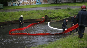 Piesārņojuma savākšana Mārupītē. Foto: Mārtiņš Zilgalvis, F64