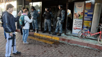 Krievijas policisti pie ieejas tirgotavā, kas jau ir izdemolēta. Foto: AFP/LETA
