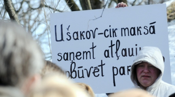 Āgenskalna iedzīvotāji šogad martā tikšanās laikā ar Rīgas mēru protestē pret Mazā Arkādijas parka apbūvi. Foto: Lita Krone, LETA