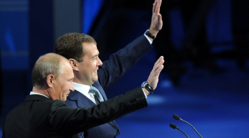Krievijas vadoņi Dmitrijs Medvedevs un Vladimirs Putins, kas amatos samainīsies vietām. Foto: AFP/LETA