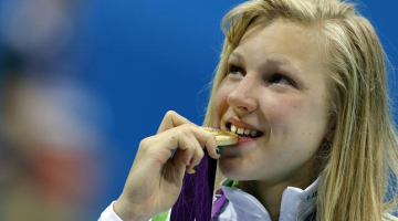 Rūta Meilutīte ar Londonas olimpisko zeltu. Foto: EPA/LETA