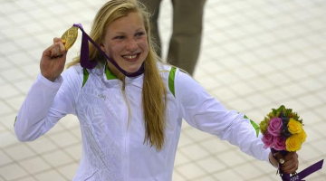 Ruta Meilutīte ar olimpisko zelta medaļu. Foto: AFP/LETA