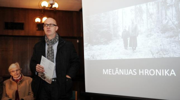 Rakstnieces Melānijas Vanagas vedakla Rūta Vanaga un filmas producents Gints Grūbe pērn piedalās preses konferencē bijušajā VDK ēkā par topošo Viestura Kairiša spēlfilmu "Melānijas hronika". Foto: Lita Krone, LETA