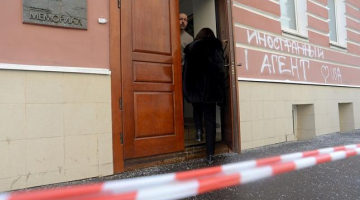 Krievijas nevalstiskās organizācijas "Memoriāls" nama sienu kāds putinpaklausīgs pilsonis aprakstījis ar uzrakstu: "Ārvalstu aģents. USA". Foto: AFP/LETA