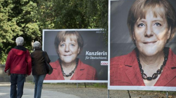 Vācijas kancleres Angelas Merkeles portreti priekšvēlēšanu aģitācijas plakātos. Foto: AFP/LETA