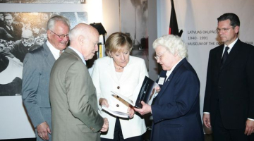 Vācijas kanclere Angela Merkele Okupācijas muzejā. Autors: Mārtiņš Zilgalvis, F64