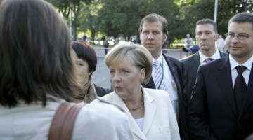 Vācijas kanclere Angela Merkele un Ministru prezidenta Valdis Dombrovskis (JL) pēc ziedu nolikšanas pie Brīvības pieminekļa. Autors: Andrejs Terentjevs, F64