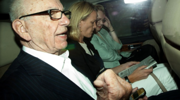 Ruperts Mērdoks ar meitu Elizabeti ierodas Londonā. Foto: AFP/LETA