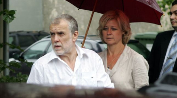 Kārlis Miķelsons ar dzīvesbiedri Lailu pēc iznākšanas no cietuma. Autors: Edijs Pālens, LETA