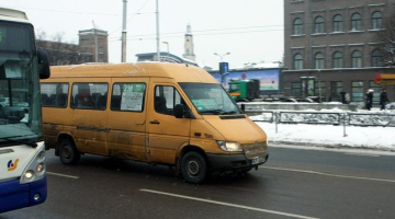 Mikroautobuss Rīgas ielās. Foto: Edijs Pālens, LETA