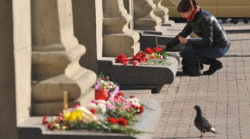 Iedzīvotāji noliek ziedus pie teroraktā cietušās metro stacijas. Avots: AFP/LETA